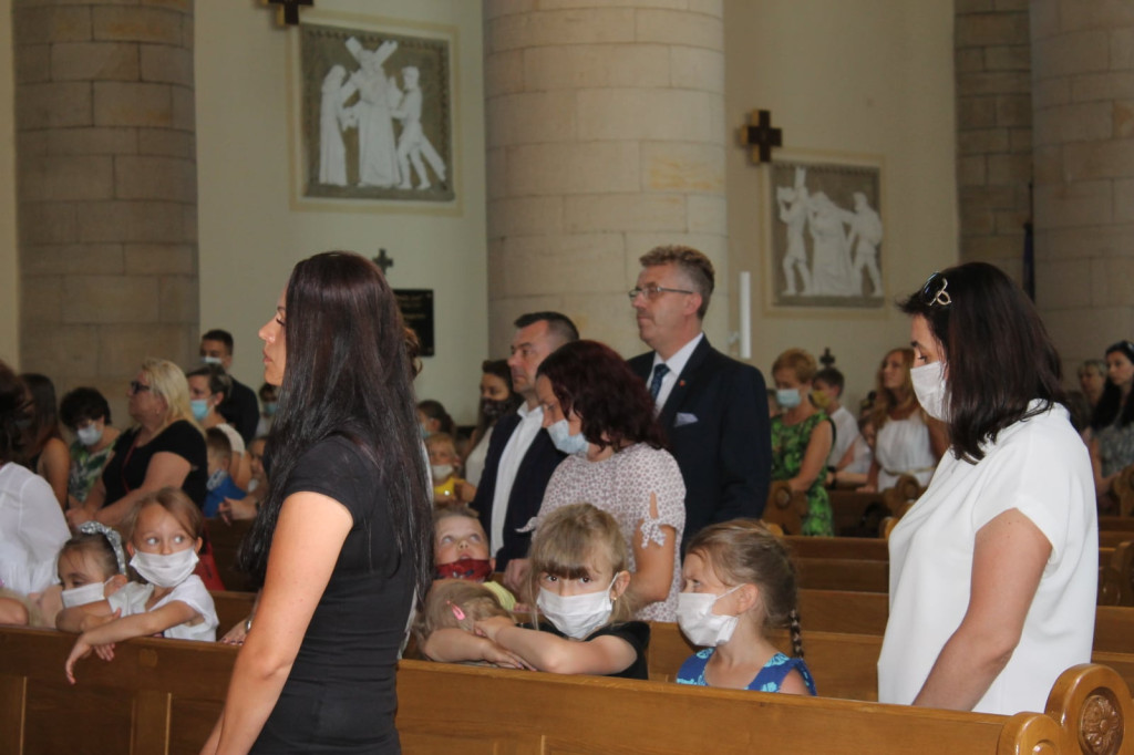 Szkoła w Miedzierzy ma swój poświęcony sztandar [fotorelacja]