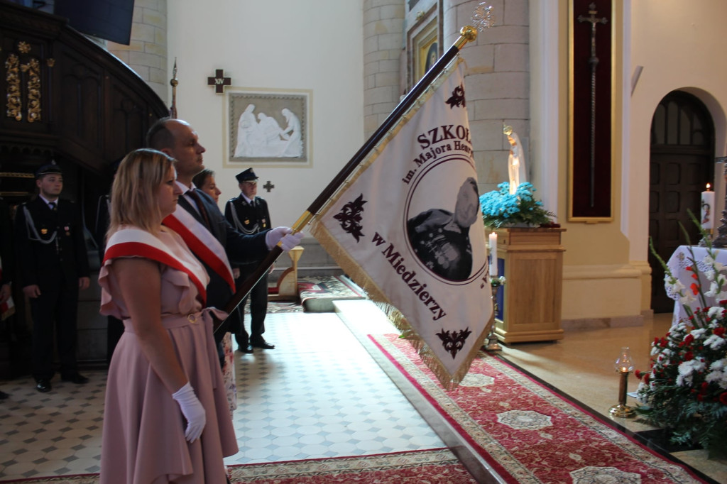 Szkoła w Miedzierzy ma swój poświęcony sztandar [fotorelacja]