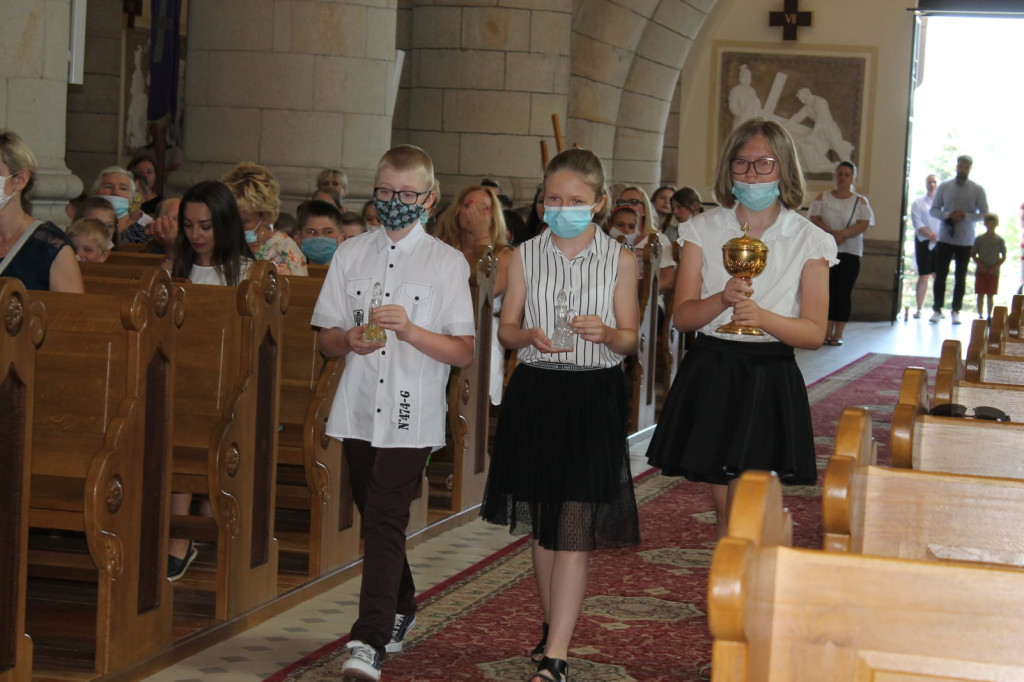 Szkoła w Miedzierzy ma swój poświęcony sztandar [fotorelacja]