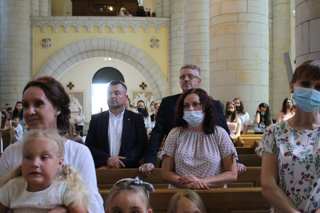 Szkoła w Miedzierzy ma swój poświęcony sztandar [fotorelacja]