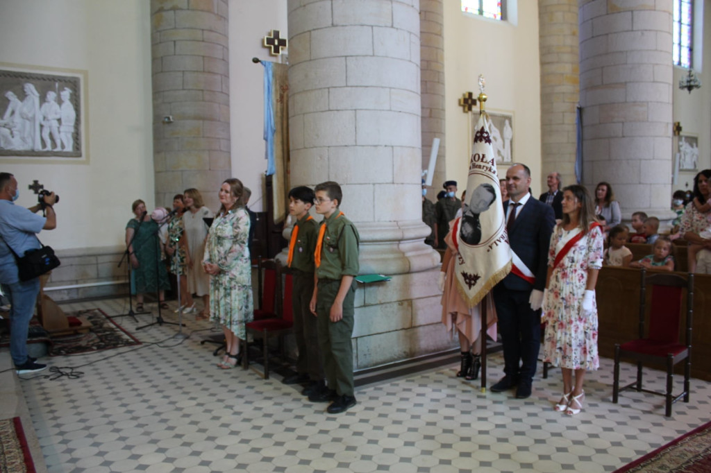 Szkoła w Miedzierzy ma swój poświęcony sztandar [fotorelacja]