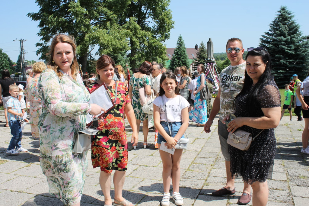 Szkoła w Miedzierzy ma swój poświęcony sztandar [fotorelacja]