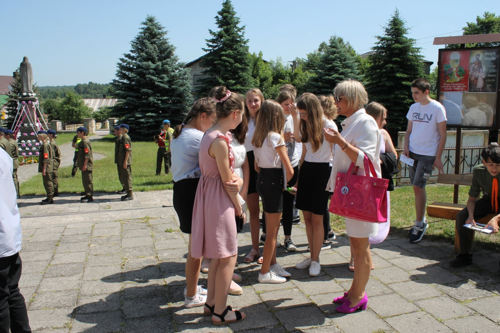 Szkoła w Miedzierzy ma swój poświęcony sztandar [fotorelacja]