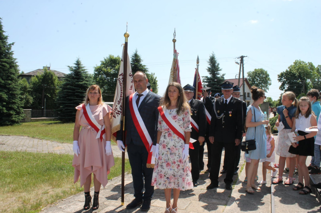 Szkoła w Miedzierzy ma swój poświęcony sztandar [fotorelacja]