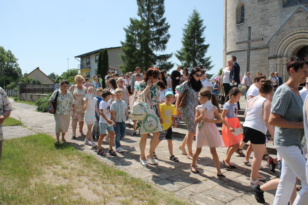 Szkoła w Miedzierzy ma swój poświęcony sztandar [fotorelacja]