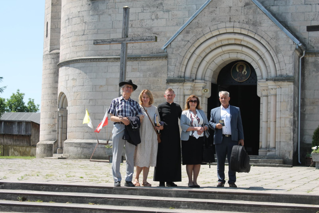 Szkoła w Miedzierzy ma swój poświęcony sztandar [fotorelacja]