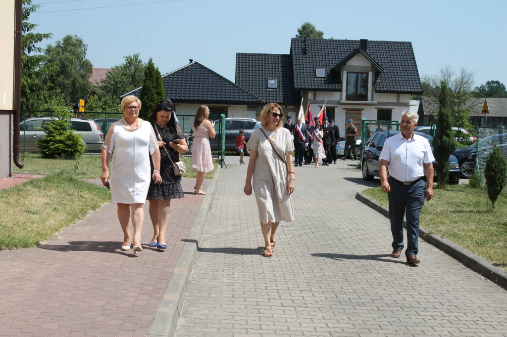 Szkoła w Miedzierzy ma swój poświęcony sztandar [fotorelacja]