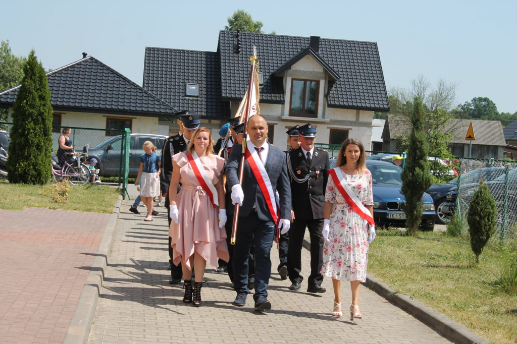Szkoła w Miedzierzy ma swój poświęcony sztandar [fotorelacja]