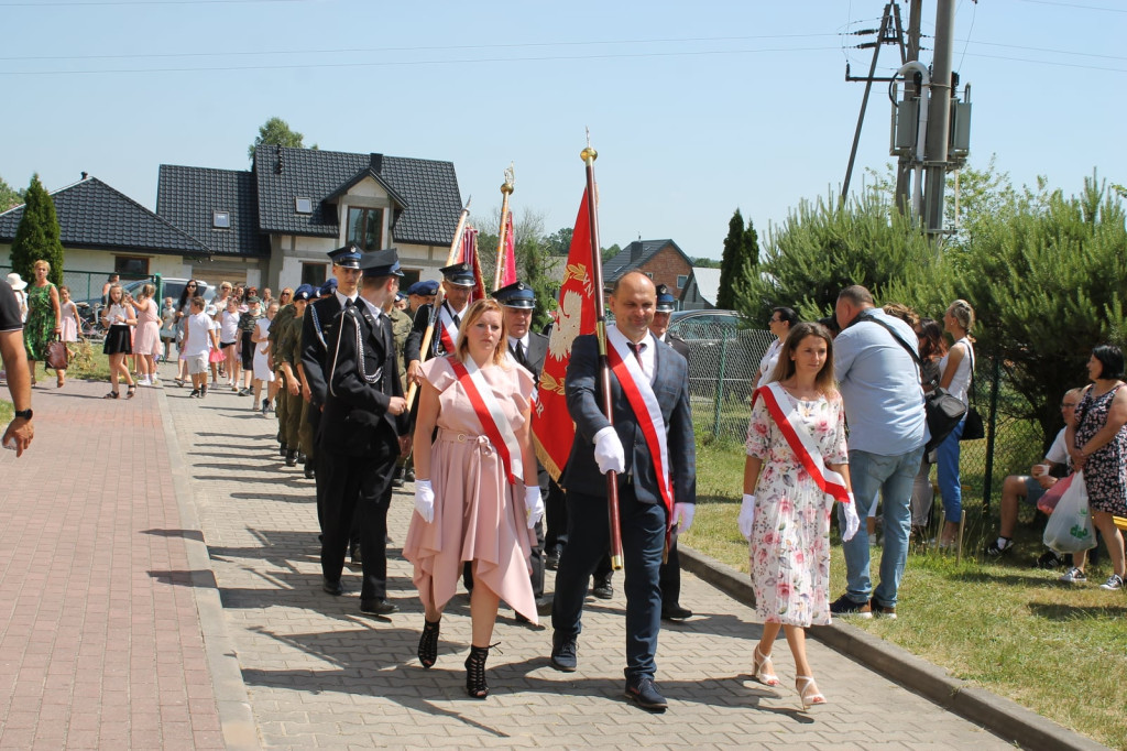 Szkoła w Miedzierzy ma swój poświęcony sztandar [fotorelacja]