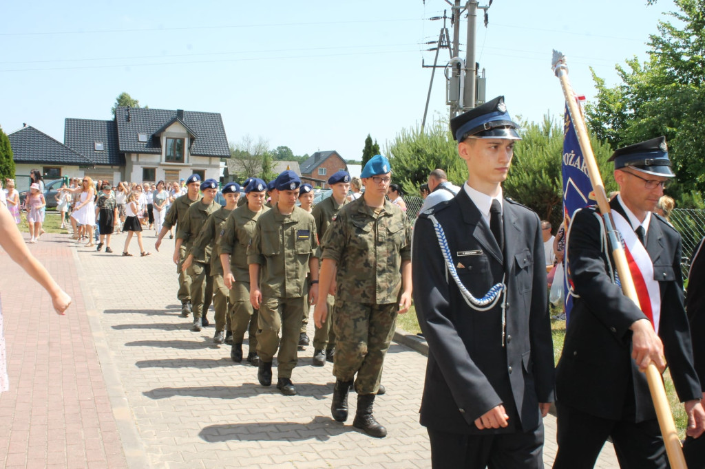 Szkoła w Miedzierzy ma swój poświęcony sztandar [fotorelacja]