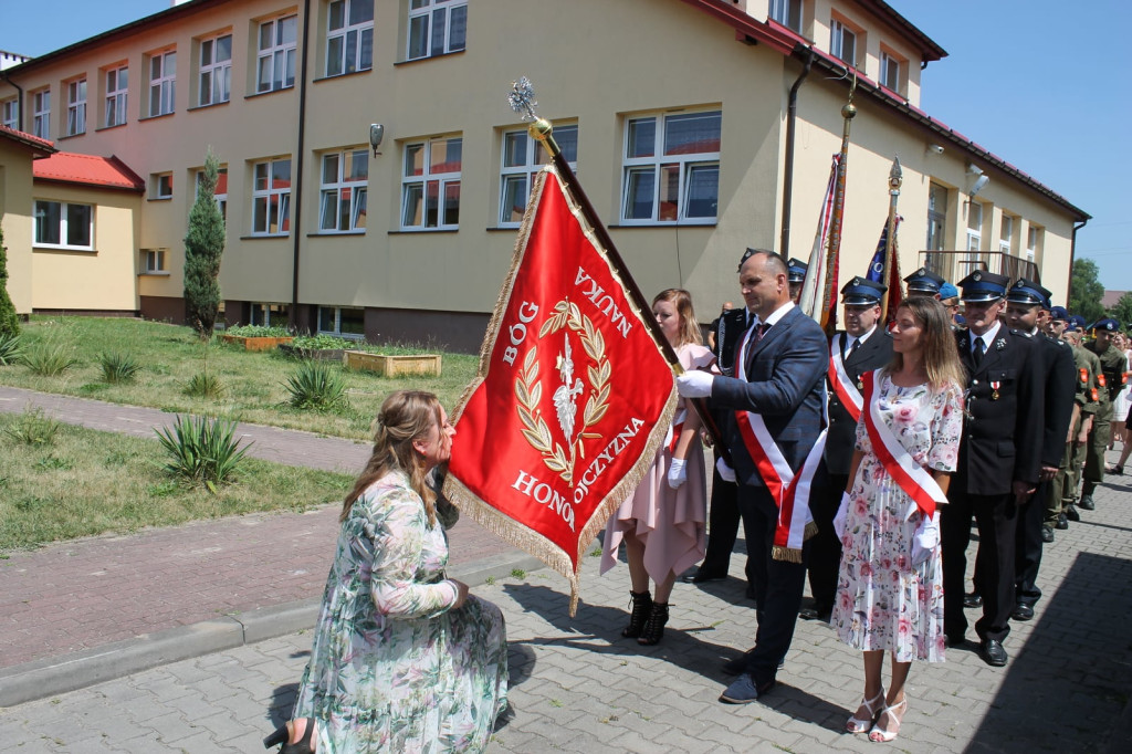 Szkoła w Miedzierzy ma swój poświęcony sztandar [fotorelacja]