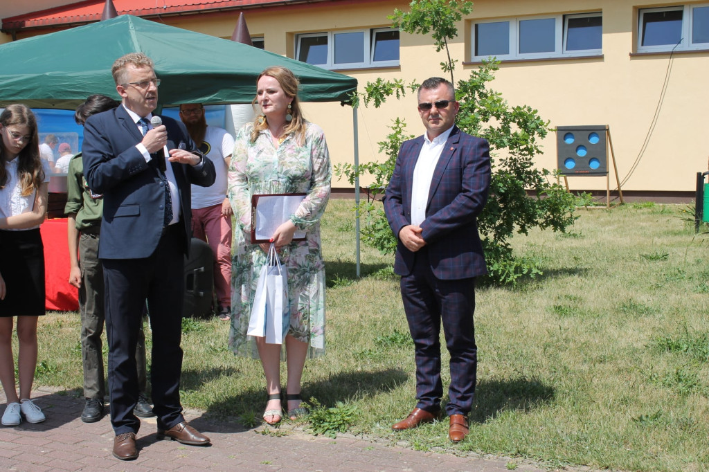 Szkoła w Miedzierzy ma swój poświęcony sztandar [fotorelacja]