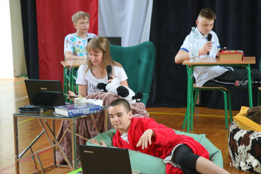 Gminne zakończenie roku szkolnego z pożegnaniem dyrektorki [wideo, zdjęcia]