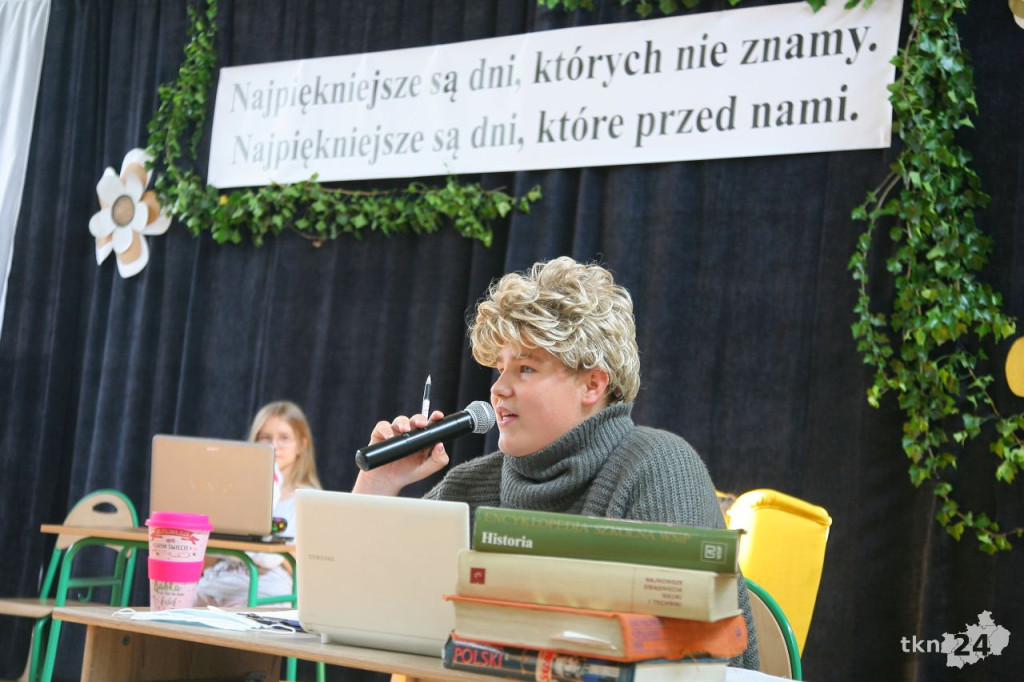 Gminne zakończenie roku szkolnego z pożegnaniem dyrektorki [wideo, zdjęcia]