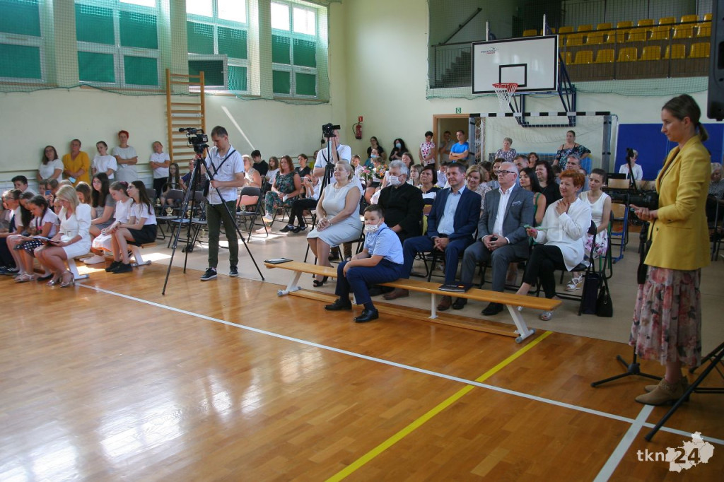Gminne zakończenie roku szkolnego z pożegnaniem dyrektorki [wideo, zdjęcia]