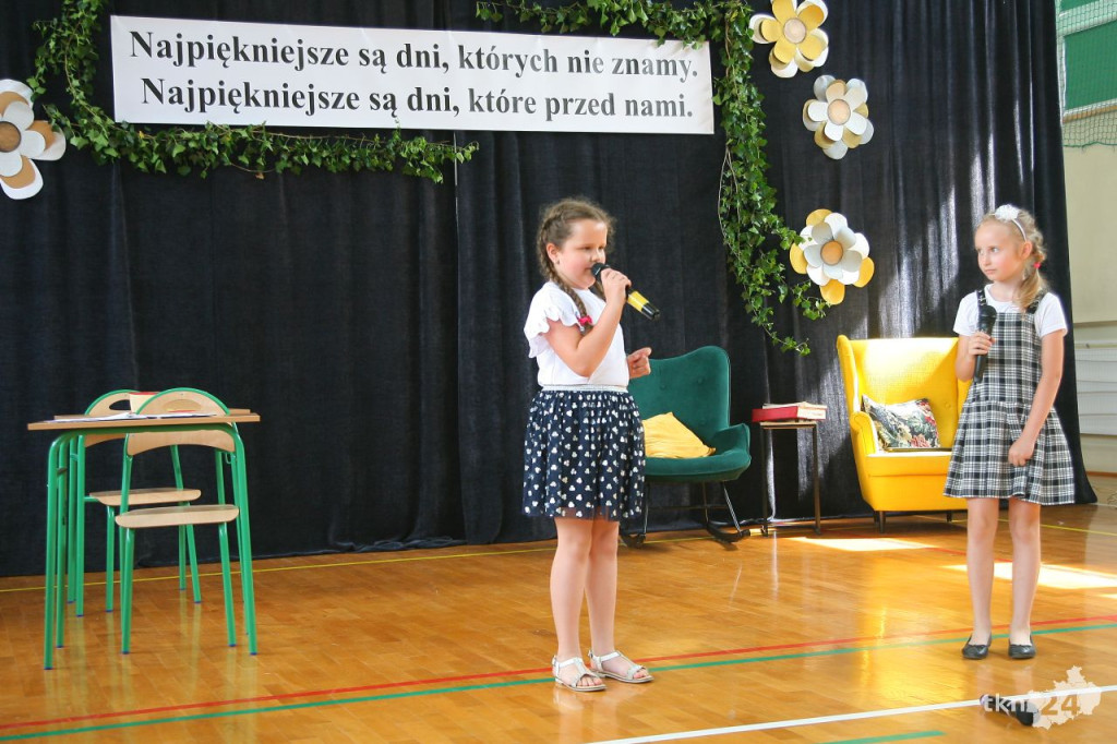 Gminne zakończenie roku szkolnego z pożegnaniem dyrektorki [wideo, zdjęcia]