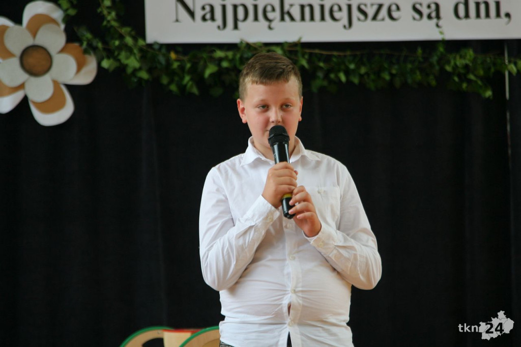 Gminne zakończenie roku szkolnego z pożegnaniem dyrektorki [wideo, zdjęcia]