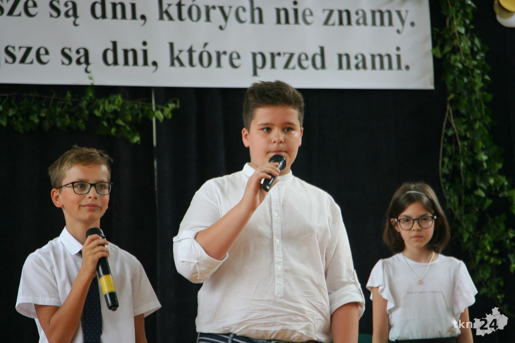 Gminne zakończenie roku szkolnego z pożegnaniem dyrektorki [wideo, zdjęcia]