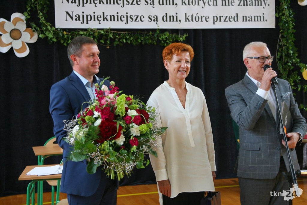 Gminne zakończenie roku szkolnego z pożegnaniem dyrektorki [wideo, zdjęcia]