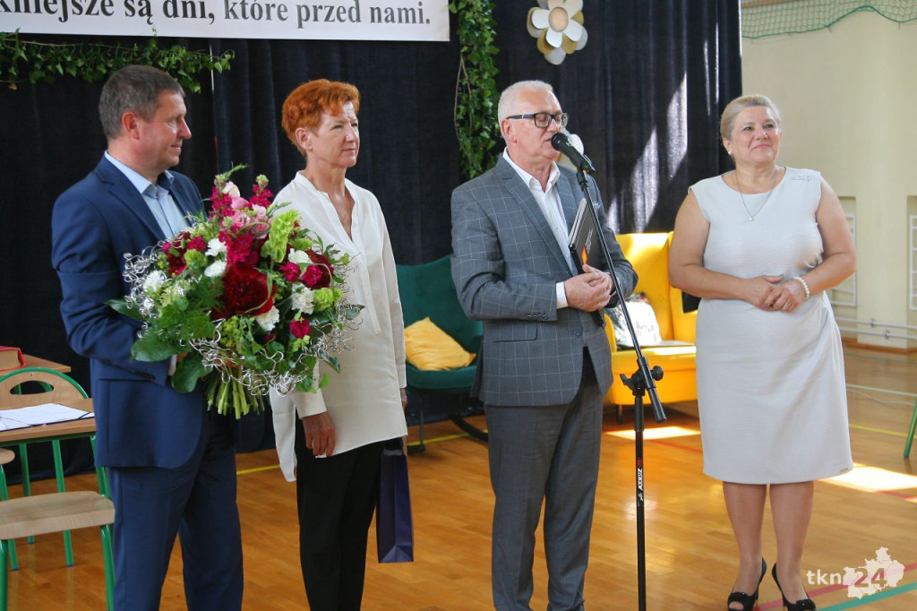Gminne zakończenie roku szkolnego z pożegnaniem dyrektorki [wideo, zdjęcia]