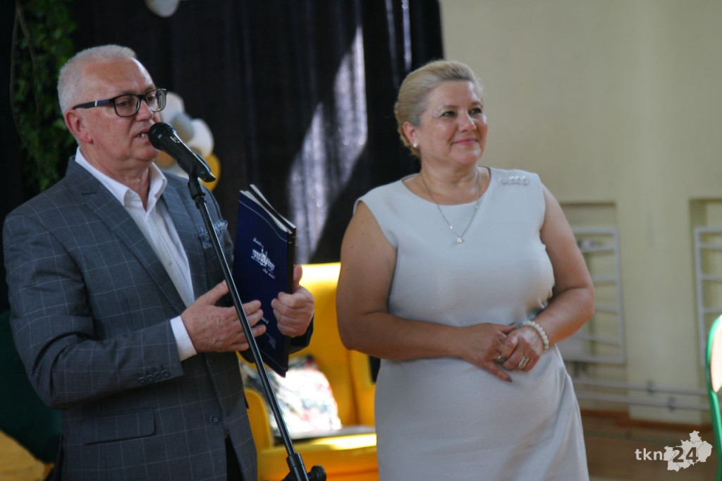 Gminne zakończenie roku szkolnego z pożegnaniem dyrektorki [wideo, zdjęcia]