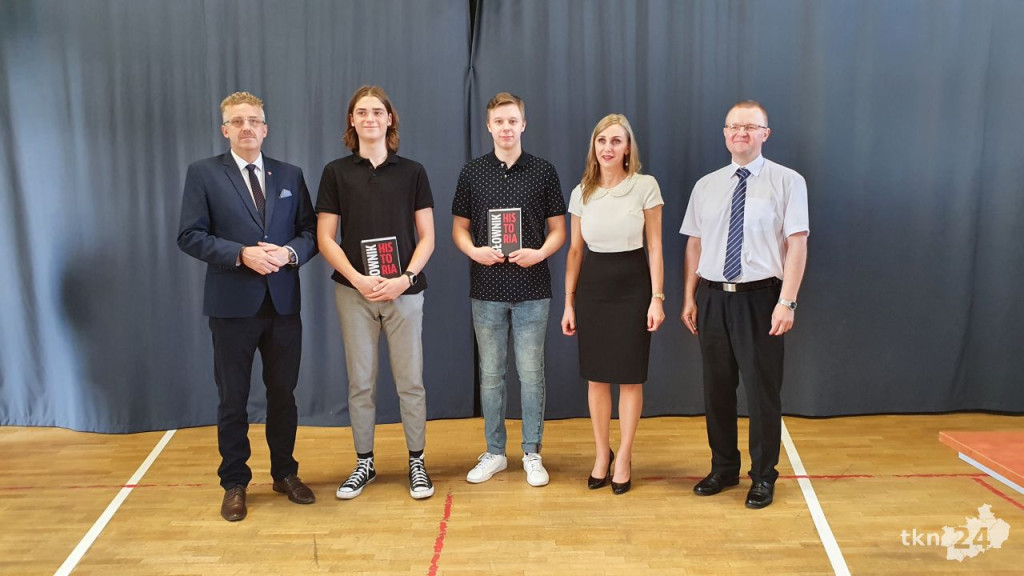 Uczniowie szkół średnich rozpoczęli wakacje! [wideo, fotogaleria]
