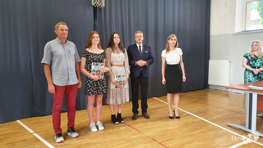 Uczniowie szkół średnich rozpoczęli wakacje! [wideo, fotogaleria]
