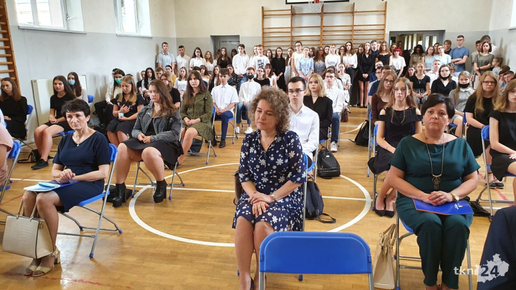 Uczniowie szkół średnich rozpoczęli wakacje! [wideo, fotogaleria]