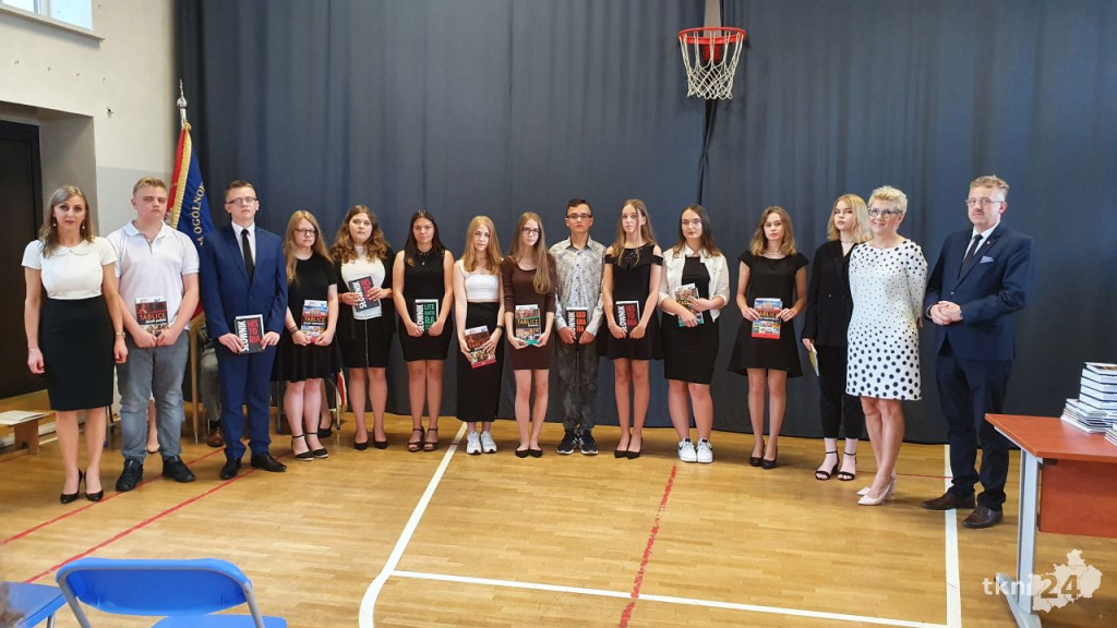 Uczniowie szkół średnich rozpoczęli wakacje! [wideo, fotogaleria]