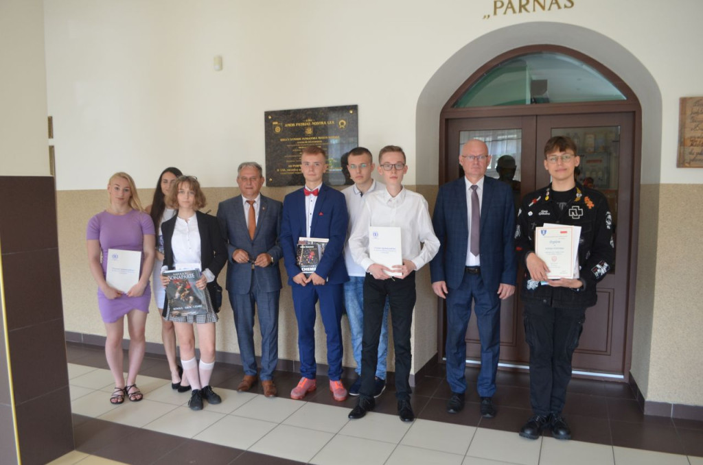 Uczniowie szkół średnich rozpoczęli wakacje! [wideo, fotogaleria]