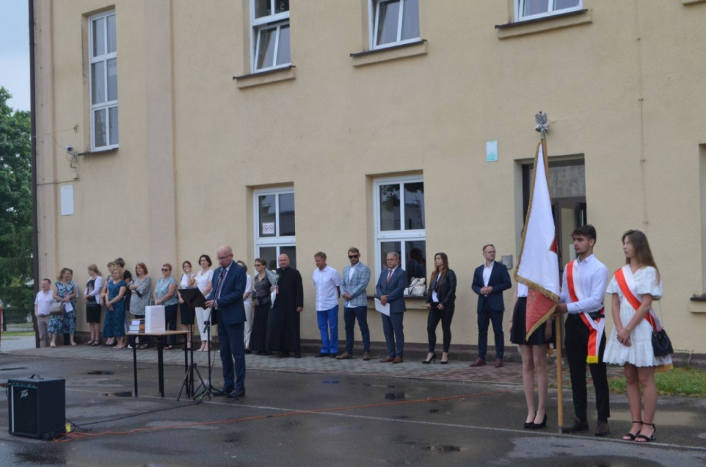 Uczniowie szkół średnich rozpoczęli wakacje! [wideo, fotogaleria]