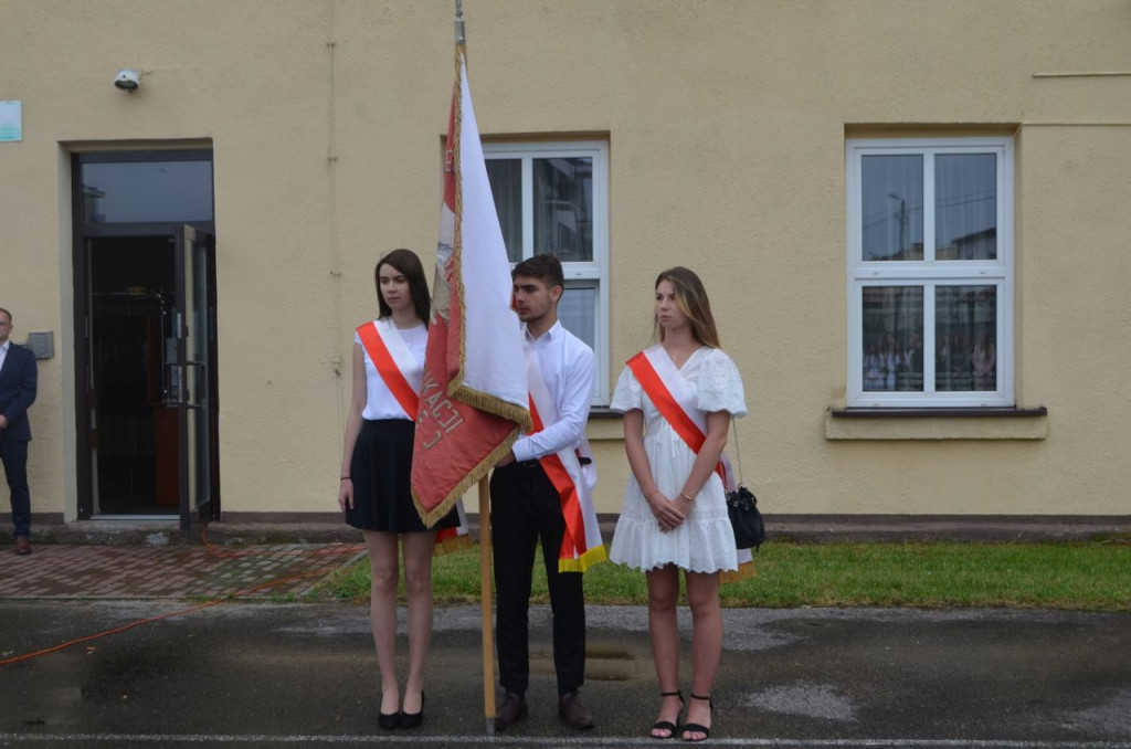 Uczniowie szkół średnich rozpoczęli wakacje! [wideo, fotogaleria]