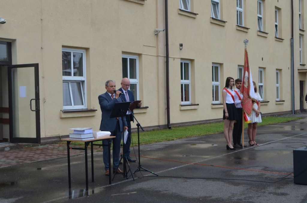 Uczniowie szkół średnich rozpoczęli wakacje! [wideo, fotogaleria]