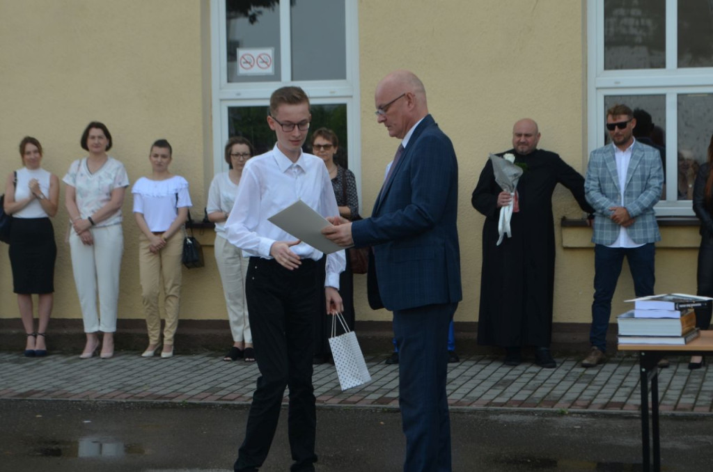 Uczniowie szkół średnich rozpoczęli wakacje! [wideo, fotogaleria]