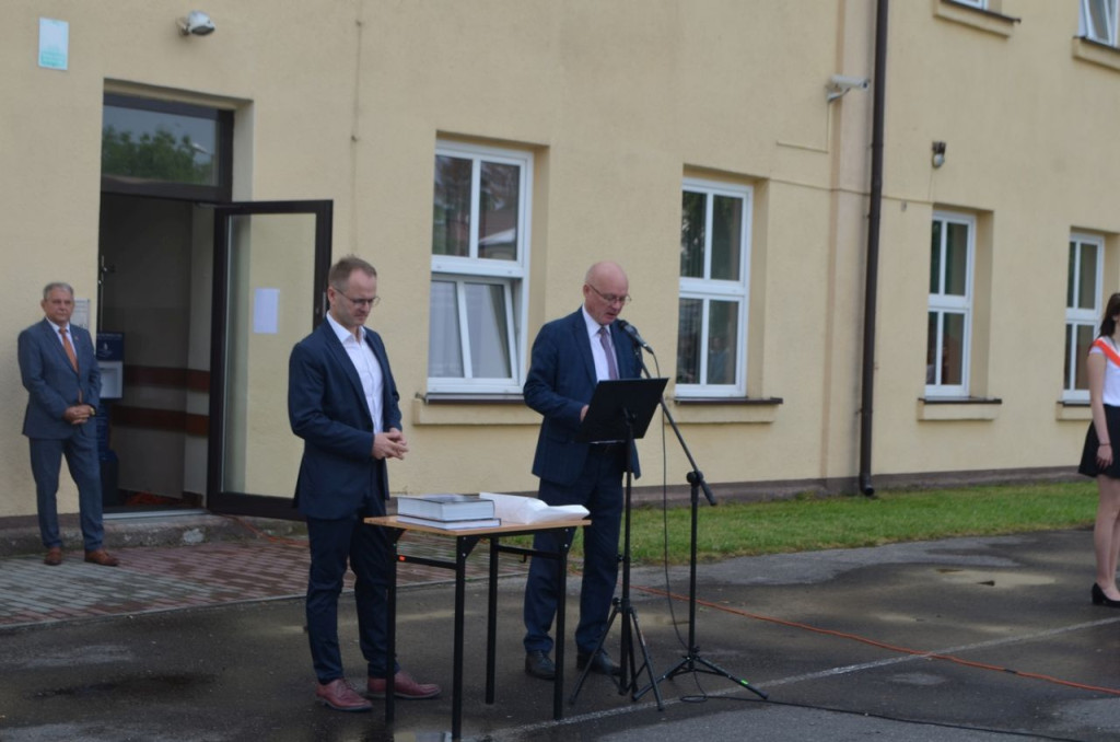 Uczniowie szkół średnich rozpoczęli wakacje! [wideo, fotogaleria]