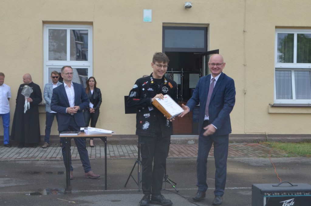Uczniowie szkół średnich rozpoczęli wakacje! [wideo, fotogaleria]