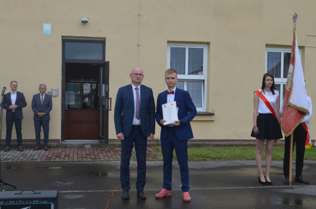 Uczniowie szkół średnich rozpoczęli wakacje! [wideo, fotogaleria]