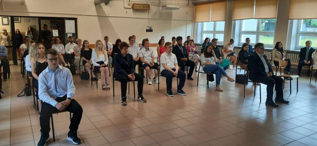 Uczniowie szkół średnich rozpoczęli wakacje! [wideo, fotogaleria]
