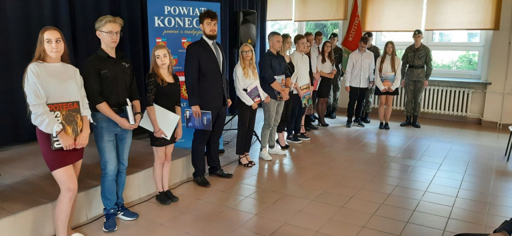 Uczniowie szkół średnich rozpoczęli wakacje! [wideo, fotogaleria]