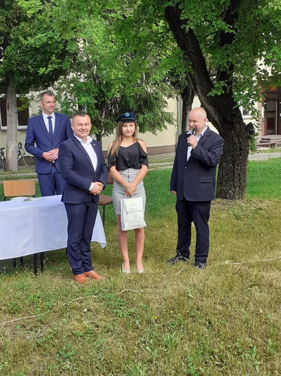 Uczniowie szkół średnich rozpoczęli wakacje! [wideo, fotogaleria]