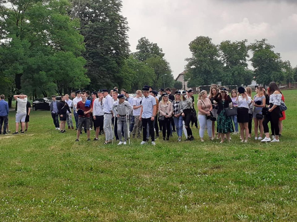 Uczniowie szkół średnich rozpoczęli wakacje! [wideo, fotogaleria]
