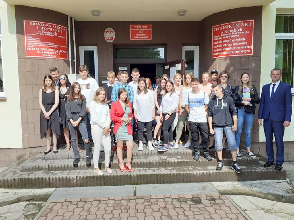 Uczniowie szkół średnich rozpoczęli wakacje! [wideo, fotogaleria]