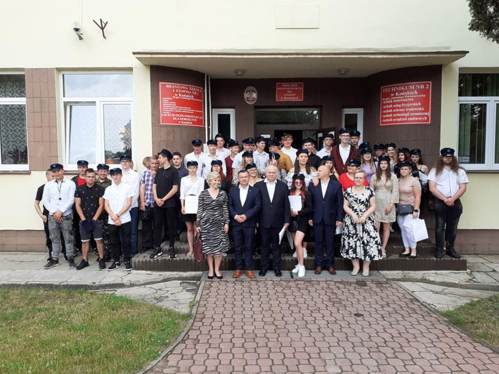 Uczniowie szkół średnich rozpoczęli wakacje! [wideo, fotogaleria]