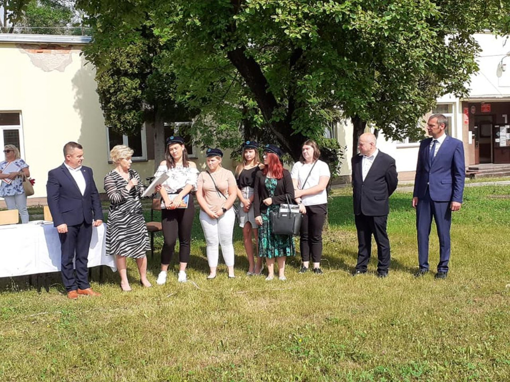 Uczniowie szkół średnich rozpoczęli wakacje! [wideo, fotogaleria]