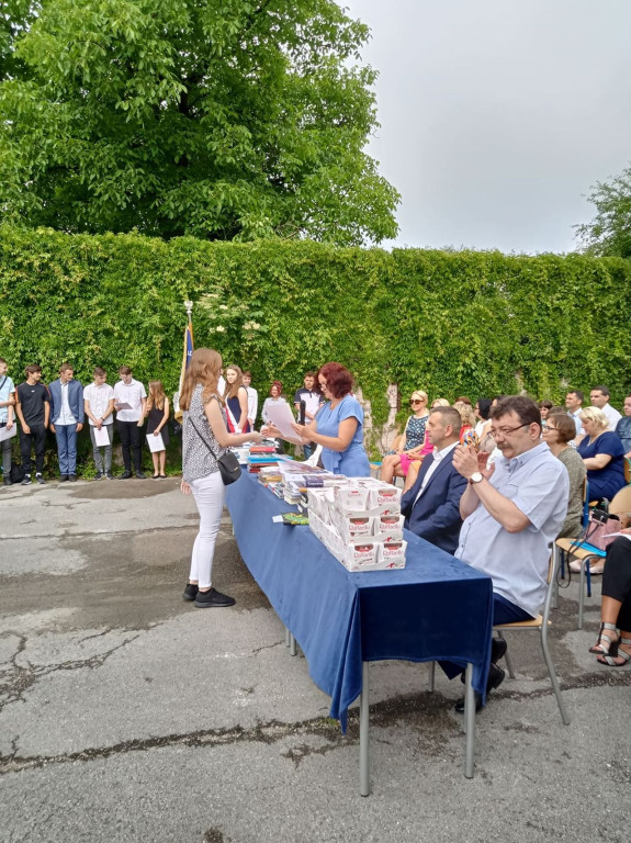 Uczniowie szkół średnich rozpoczęli wakacje! [wideo, fotogaleria]