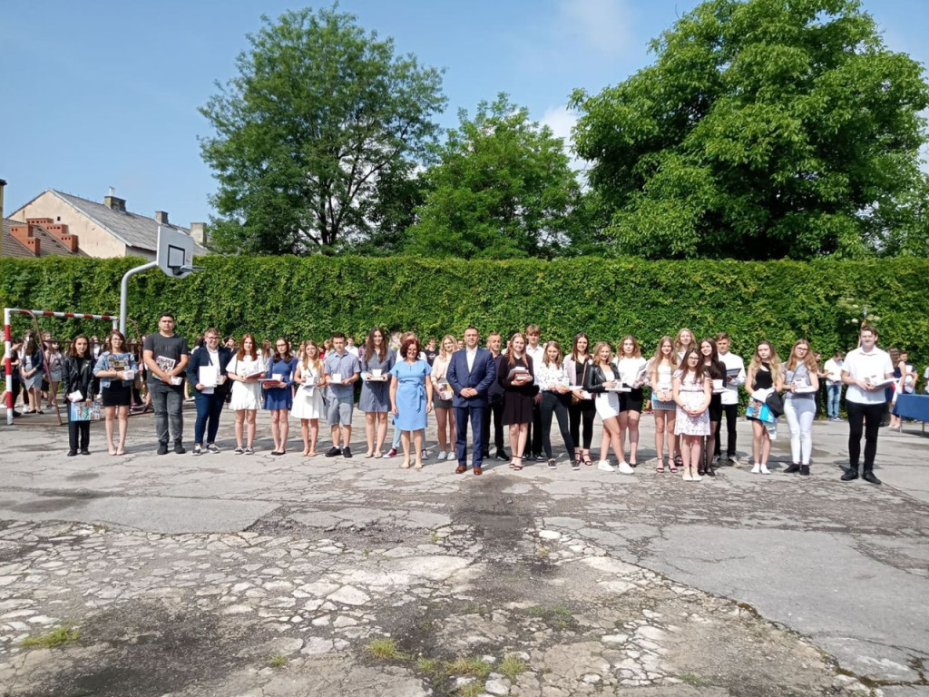Uczniowie szkół średnich rozpoczęli wakacje! [wideo, fotogaleria]