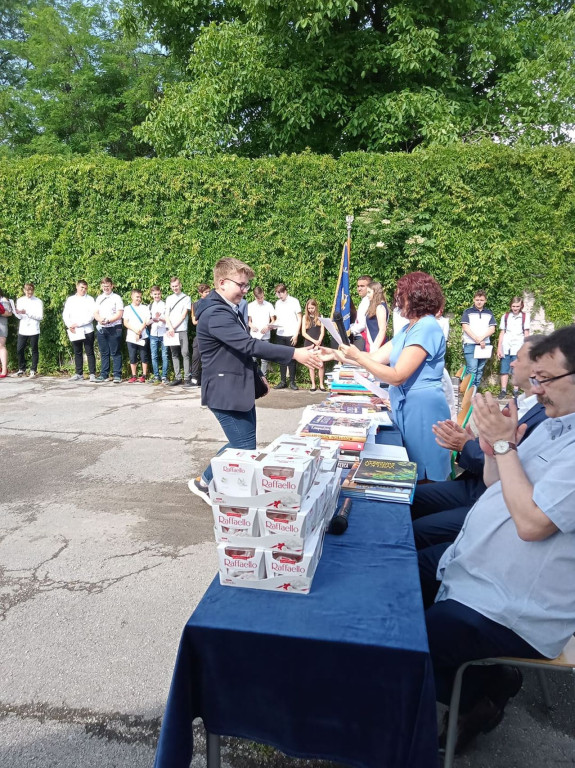 Uczniowie szkół średnich rozpoczęli wakacje! [wideo, fotogaleria]