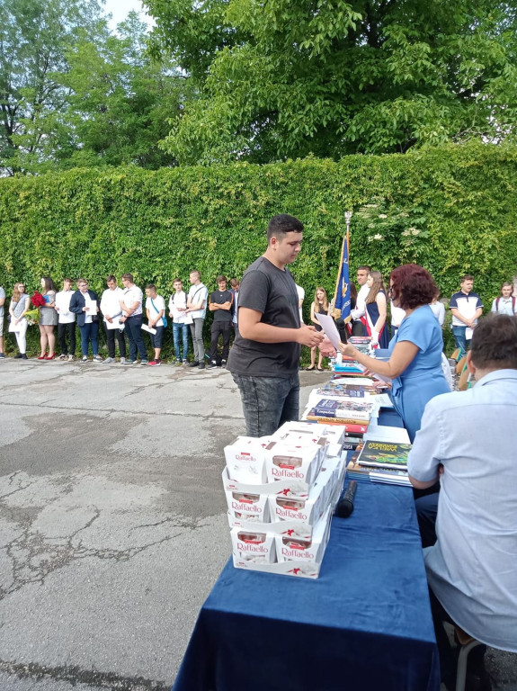 Uczniowie szkół średnich rozpoczęli wakacje! [wideo, fotogaleria]