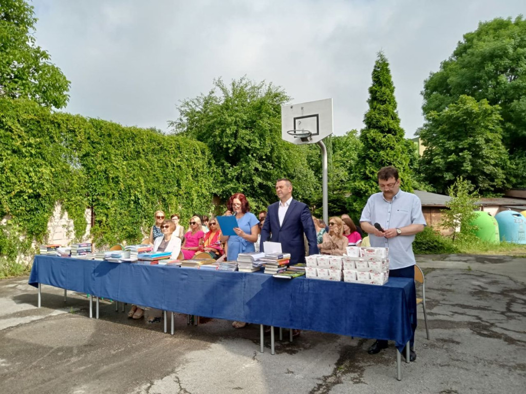 Uczniowie szkół średnich rozpoczęli wakacje! [wideo, fotogaleria]