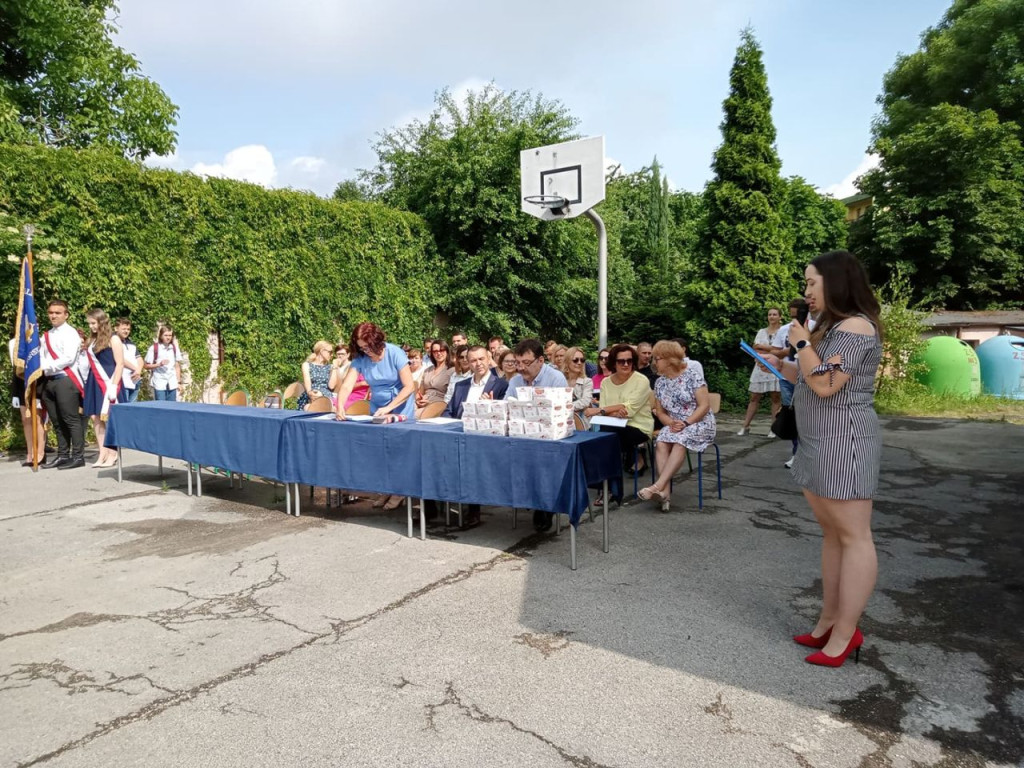 Uczniowie szkół średnich rozpoczęli wakacje! [wideo, fotogaleria]